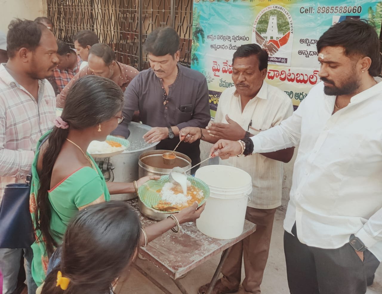 రాజన్న ఆలయం వద్ద 150 మంది అన్నార్తులకు భక్తులకు అన్నదానంతో పాటు స్వీట్ల పంపిణీ